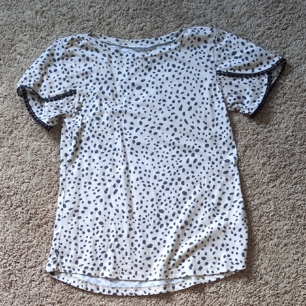 Fitted Black and White Blouse with Short Sleeves